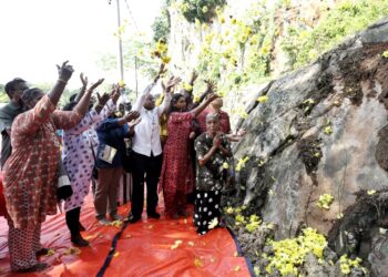 A.SIVANESAN (tiga dari kanan) dan waris tragedi runtuhan Gunung Cheroh menabur bunga pada program Pengkisahan Sejarah Runtuhan Gunung Cheroh 50 Tahun Dalam Ingatan di Ipoh. - UTUSAN/MUHAMAD NAZREEN SYAH MUSTHAFA
