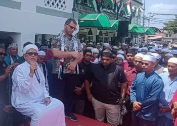 ABDUL Hadi Awang (kiri) ketika berucap pada perhimpunan aman membantah serangan Israel terhadap penduduk Palestin di pekarangan Masjid Rusila, Marang, hari ini. 