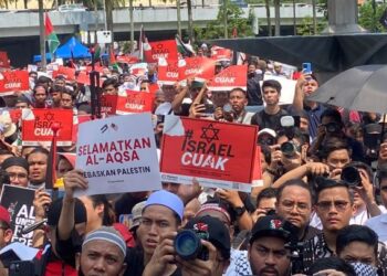 RAKYAT Malaysia dari pelbagai agama dan bangsa berhimpun di pekarangan Masjid Negara bagi membantu kekejaman Israel terhadap rakyat Palestin di Semenanjung Gaza.