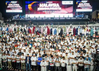 PESERTA Himpunan Malaysia bersama Palestin menunaikan solat maghrib di Axiata Arena, Bukit Jalil, Kuala Lumpur, semalam. - UTUSAN/ MUHAMAD IQBAL ROSLI