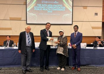 NOOR Hisham Abdullah menerima Anugerah Pencapaian Kepimpinan Profesor Kazue K McLaren 2023 oleh bersempena Persidangan Ke-54 APACPH.