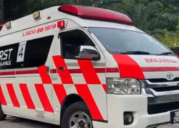 SEBUAH ambulans membawa peserta Ironman Langkawi yang lemas ketika sedang melakukan disiplin renang di Pantai Kok, Langkawi, Kedah.