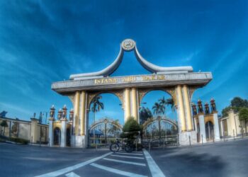 PAHANG di bawah Sultan Ahmad I dan pemerintah kemudiannya adalah sebuah pemerintahan berdaulat.