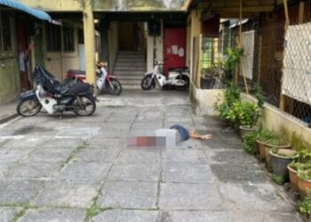 LELAKI warga emas yang maut selepas terjatuh dari tingkat tiga sebuah rumah flat di Menglembu di Ipoh hari ini. - UTUSAN