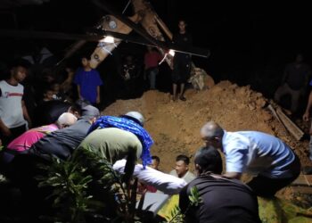 JENAZAH Mat Ariffin Mat Deris dikebumikan di Tanah Perkuburan Islam Kampung Tanjong Buluh di Lipis, Pahang. - FOTO/HARIS FADILAH AHMAD