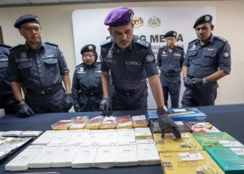SAZALI Mohamad (empat kiri) menunjukkan barang rampasan dadah dalam sidang akhbar di Kompleks Kastam Kargo, Sepang. - UTUSAN/FAISOL MUSTAFA