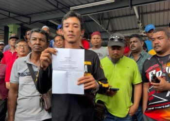 SEBAHAGIAN pemandu dan pengusaha lori perdagangan dari seluruh negeri ini berhimpun di Indera Mahkota 14 bagi menyerahkan memorandum kepada Jabatan Pengangkutan Jalan (JPJ) Kuantan.