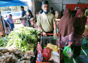 Orang ramai menyerbu Jualan Rahmah bagi membeli keperluan harian di Dewan Haji Salim, Kampung Melayu Raya, Pekan Nanas, Pontian. hari ini.