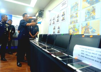 YAHAYA Othman (depan) menunjukkan gambar premis judi dalam talian yang sedang beroperasi ketika serbuan dalam sidang akhbar di Ibu Pejabat Polis Kontinjen (IPK) Pahang di Kuantan, Pahang. - FOTO/SHAIKH AHMAD RAZIF
