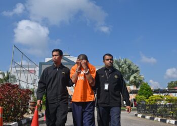 Seorang juruukur bahan di salah sebuah universiti di negeri ini yang didakwa menerima rasuah dibawa ke Mahkamah Majistret Kuala Terengganu, hari ini. - UTUSAN/PUQTRA HAIRRY ROSLI