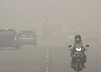 KEADAAN jerebu di Banjarmasin yang semakin parah akibat kebakaran hutan dan tanah. - AGENSI