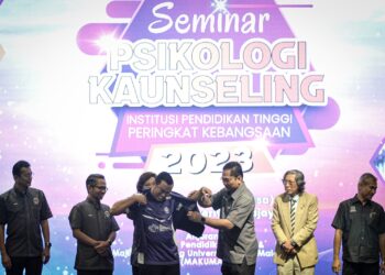 AZLINDA Azman ketika majlis Pelancaran CSS MAKUMA pada perasmian Seminar Psikologi Kaunseling IPT di  Putrajaya. - UTUSAN/FAIZ ALIF ZUBIR