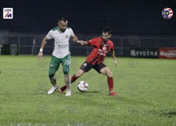 MOHAMAD Qayyum Marjoni Sabil (kiri) cuba merampas bola dari kaki pemain Kelantan FC pada aksi Piala Cabaran di Stadium Sultan Muhammad IV, Kota Bharu, Kelantan-IHSAN MFL