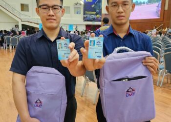 LING An (kiri) dan Ling Qin merupakan antara pelajar baharu yang berjaya melanjutkan pengajian di peringkat ijazah sarjana muda di UMT, Kuala Nerus, hari ini. - UTUSAN/KAMALIZA KAMARUDDIN