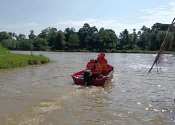 OPERASI mencari pemancing yang dikhuatiri lemas selepas terjatuh di Lubuk Batu Mat Gan di Sungai Perak dekat Kampung Tahan Kati, Kuala Kangsar hari ini. - UTUSAN/IHSAN JBPM