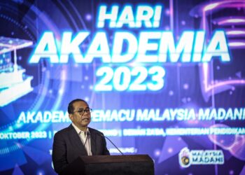 MOHAMED Khaled Nordin ketika berucap merasmikan Hari Akademia dan Bulan Akademia Peringkat Kebangsaan Tahun 2023 di KPT Putrajaya. - UTUSAN/FAIZ ALIF ZUBIR