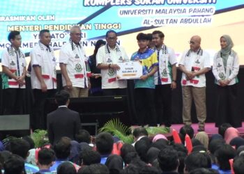 MOHAMED KHALED Nordin (empat kiri) menyampaikan bantuan pengajian kepada Siswa Sulung 2.0 dari keluarga B40 sempena Hari Terbuka Universiti Malaysia Pahang Al-Sultan Abdullah (UMPSA) di Kuantan, Pahang. - UTUSAN/SALEHUDIN MAT RASAD