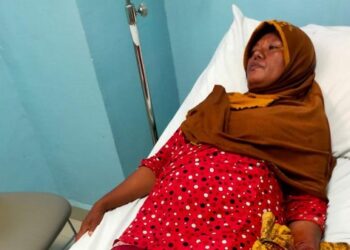RATNA menerima rawatan di hospital selepas digigit komodo ketika menjemur ikan di depan rumahnya di Manggarai Barat, Nusa Tenggara Timur. - AGENSI