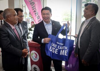 NGA Kor Ming ketika lawatan tapak pameran selepas Majlis Sambutan Hari Inovasi KPKT 2023 di Putrajaya. - UTUSAN/FAIZ ALIF ZUBIR