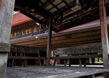 LANTAI pondok rehat  dipenuhi najis burung. - UTUSAN/SYAFEEQ AHMAD