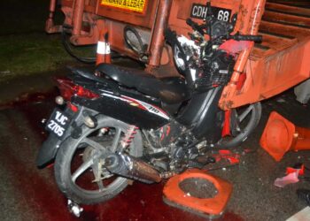 KEADAAN motosikal ditunggangi Muhammad Shah Iqbal Abd Rashid yang maut selepas merempuh sebuah lori yang diparkir di bahu jalan di Kilometer 5, Jalan Chukai-Air Putih berhampiran Petronas Binjai, Kemaman, malam tadi.