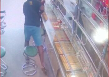 TANGKAP layar video memaparkan seorang lelaki membawa lari seutas rantai emas di sebuah kedai emas di Mentakab, Temerloh, Pahang.