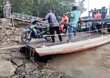 PENDUDUK yang menggunakan perkhidmat bot penambang ke jeti Pokok Asam di Teluk Intan. – UTUSAN/AIN SAFRE BIDIN