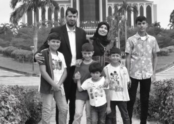 MOHAMMED J. H Alzaanin bersama isteri dan empat anaknya yang turut terkorban dalam serangan bom Israel di Gaza, Palestin, kelmarin. Seorang lagi anaknya dilaporkan terselamat. – GAMBAR/IHSAN USIM