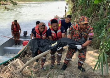 ANGGOTA bomba mengusung mayat seorang kanak-kanak yang lemas selepas jatuh ke dalam sungai ketika cuba menyelamatkan adiknya berhampiran Kampung Lingkudau, Keningau pagi tadi.