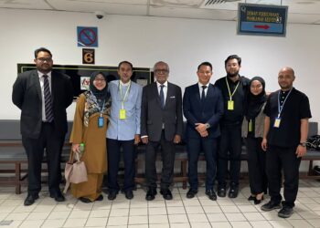 ZAMIL Ahmad Murad (tiga dari kiri) bersama barisan peguam serta ahli keluarganya selepas dilepas dan dibebaskan daripada tuduhan menyebabkan kematian dengan niat di Mahkamah Sesyen Kuala Terengganu, hari ini. - UTUSAN/TENGKU DANISH BAHRI TENGKU YUSOFF