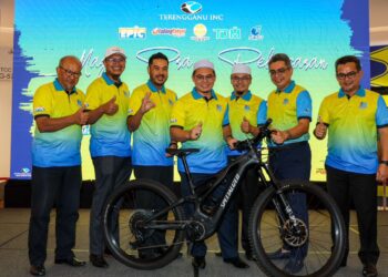 HISHAMUDDIN Abdul Karim (tengah) dan Burhanuddin Hilmi Mohamed@Harun (dua dari kanan) ketika Majlis Pra-Pelancaran International Golden Monsoon Ride (IGMR) 2023 di KTCC Mall, Kuala Terengganu, hari ini. - UTUSAN/PUQTRA HAIRRY ROSLI