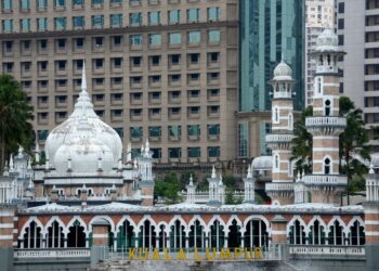 SENI bina masjid ini adalah contoh seni bina rasmi British serta menjadi mercu tanda Kuala Lumpur. -UTUSAN/SYAKIR RADIN