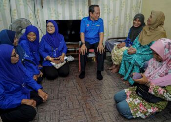 AHMAD Maslan (empat dari kanan) berbual dengan penduduk, Erah Ahmad (tiga dari kanan) dan anaknya, Sarbanon Wahab (dua dari kanan) dalam program ziarah bersama Wanita UMNO sempena kempen Pilihan Raya Kecil (PRK) Dewan Undangan Negeri (DUN) Pelangai di Kampung Lembah Jaya, Bentong, hari ini. --UTUSAN/FARIZ RUSADIO