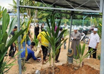 AHLI keluarga yang menghadiri pengebumian jenazah kanak-kanak dipercayai mangsa dera di Tanah Perkuburan Islam Matang Gerdu, Bagan Serai. - UTUSAN/WAT KAMAL ABAS