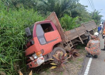 Keadaan lori yang terbabas ke dalam parit di Jalan Kampung Sri Bahrom, Batu Pahat selepas melanggar motosikal dinaiki pasangan suami isteri lewat petang semalam.