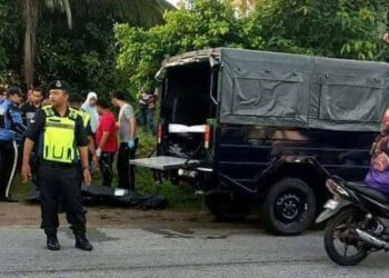 KEADAAN mayat Lijah Ismail yang ditutup plastik hitam selepas terlibat dalam kemalangan di kampung Jeram, Manir, Kuala Terengganu, hari ini.