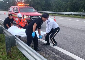 ANGGOTA polis mengusung mayat Mohamad Rizuwan Mat Nawi yang maut selepas motosikal berkuasa tinggi ditungganginya terbabas di LPT2, berdekatan Bukit Besi, Dungun, petang tadi.