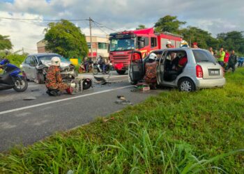 ANGGOTA bomba berusaha mengeluarkan mangsa yang terlibat kemalangan di Jalan Guar Nenas, Gurun di Sungai Petani.