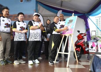 SAARANI Mohamad merasmikan Sambutan Hari Sukan Negara peringkat negeri di Bulatan Sultan Azlan Shah di Meru Raya di Ipoh hari ini. - UTUSAN/MUHAMAD NAZREEN SYAH MUSTHAFA