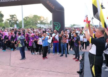 SAARANI Mohamad (kanan) melepaskan peserta acara larian pada Sambutan Hari Sukan Negara peringkat negeri di Bulatan Sultan Azlan Shah di Meru Raya di Ipoh hari ini. - UTUSAN/MUHAMAD NAZREEN SYAH MUSTHAFA