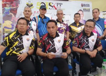 MOHD. Azlan Helmi (tengah) dalam sidang akhbar majlis perasmian Pesta Persatuan Sukan dan Kebudayaan Perkhidmatan Pendidikan Peringkat Negeri Perak Kali Ke- 50 di Kompleks Rakan Muda Kampar hari ini. - UTUSAN