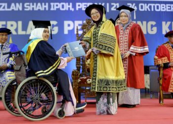DR. ZALIHA Mustafa (kanan) menyampaikan Anugerah Kecemerlangan Akademik kepada pelajar Diploma Lanjutan Kebidanan,  Ayu Mastura Armisah pada Istiadat Konvokesyen ILKKM di ILKKM Sultan Azlan Shah di Ipoh hari ini. - UTUSAN/MUHAMAD NAZREEN SYAH MUSTHAFA