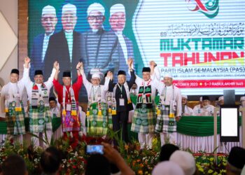 ABDUL Hadi Awang bersama bekas Tun Dr Mahathir Mohamad dan Muhyiddin Yassin pada majlis perasmian Muktamar Tahunan Pas Ke-69 di Shah Alam, Selangor, hari ini. - UTUSAN / SADDAM YUSOFF
