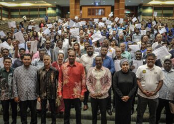 R. Ramanan bergambar bersama penerima geran PPSMI Tahun 2023 di Putrajaya. - UTUSAN/FAIZ ALIF ZUBIR