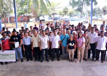 RAMLE Moslim (enam dari kiri) bersama pekebun- pekebun kecil yang hadir dalam Program Pemantapan MSPO Pekebun Kecil Negeri Pahang di Pelangai, Bentong, Pahang.
