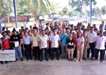 RAMLE Moslim (enam dari kiri) bersama pekebun- pekebun kecil yang hadir dalam Program Pemantapan MSPO Pekebun Kecil Negeri Pahang di Pelangai, Bentong, Pahang.