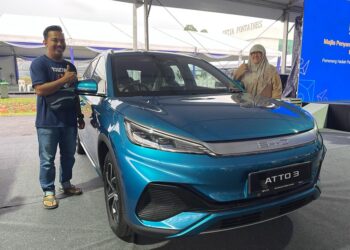 MOLIN ZAWATI Saaid (kanan) bersama menantunya, Azahari Othman mencuba kereta yang dimenangi sempena Karnival MSAM 2023 di Setia Fontaines, Bertam, Pulau Pinang, semalam. – utusan/SITI NUR MAS ERAH AMRAN