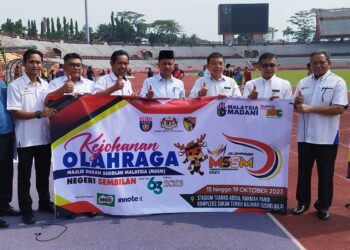 DR. Roslan Husin (tiga, dari kanan) memegang sepanduk bersama para pegawai Jabatan Pendidikan Negeri Sembilan ketika meninjau persiapan penganjuran Kejohanan Olahraga MSSM 2023 di Stadium Tuanku Abdul Rahman, Paroi di Seremban hari ini.-UTUSAN/NAZARUDIN SHAHARI.