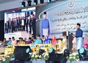 DR. NAZIRUDIN Mohd. Nasir  semasa membentangkan Kertas Kerja Utama pada Muzakarah Sultan Nazrin Muizzuddin Shah di Ipoh hari ini. - UTUSAN
