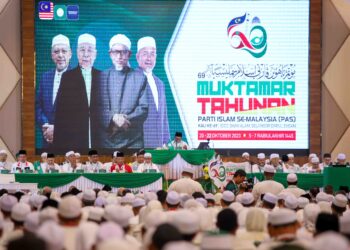 PEMIMPIN dan ahli Pas berhimpun dalam muktamar parti itu di Shah Alam, Selangor, semalam. - UTUSAN/SADDAM YUSOFF